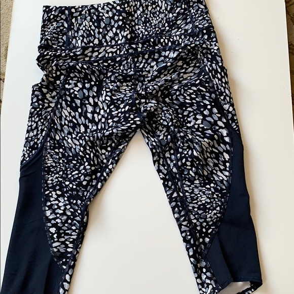 Athleta- Spotty All in Crop Leggings - Picture 4 of 6